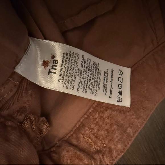 TNA Aritzia Supply Relaxed Mid Rise Adjustable Multi Pocket Cargo Pants in Rust - Picture 3 of 4